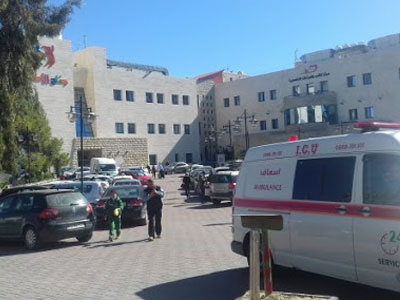 إصابة امرأة حامل ورجل إسعاف خلال اقتحام الاحتلال محيط مجمع فلسطين الطبي  
