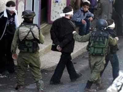 قوات الاحتلال الإسرائيلي تعتقل ثلاثة شبان من الخليل 