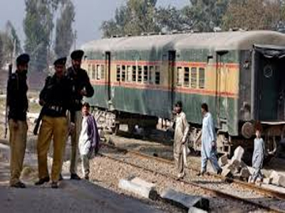 مقتل 5 أشخاص بانفجار استهدف قطار ركاب في باكستان 