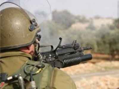 قوات الاحتلال الإسرائيلي تفتح النار على مزارعين فلسطينيين وسط قطاع غزة  