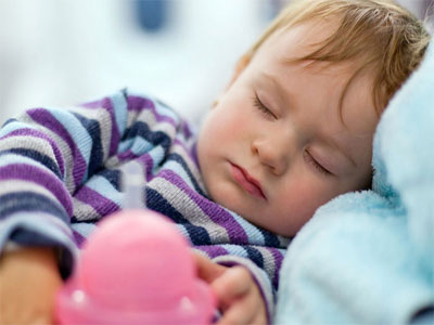 الأطفال يحتاجون إلى النوم بين 10 و12 ساعة يوميا