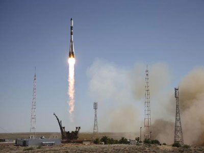 روسيا تطلق صاروخا يحمل شحنة أقمار اصطناعية إلى الفضاء