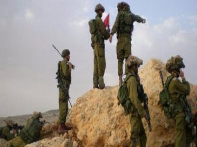 جنود إسرائيليون يلقون قنبلتين دخانيتين تجاه الأراضي اللبنانية