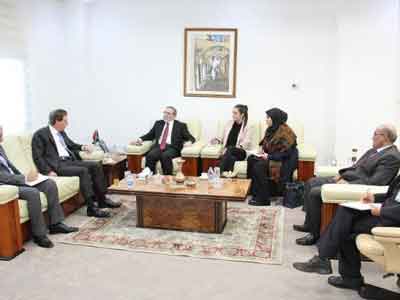 سفير بريطانيا يُبدي رغبة الشركات البريطانية في الإستثمار في النفط والغاز بـليبيا 