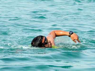 السباحة في البحر تزيد مخاطر الإصابة بالأمراض