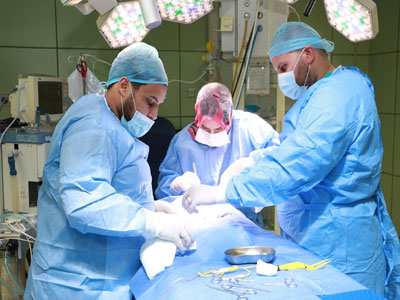 عملية جراحية بمركز بنغازي الطبي لرضيع يعاني من انسداد مجري الدماغ 