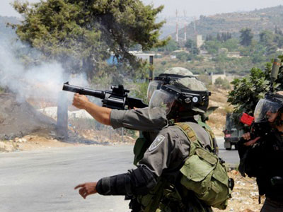 إصابة عدد من الفلسطينيين بحالات اختناق عقب قمع قوات الاحتلال الإسرائيلي لمسيرة مناهضة للاستيطان  