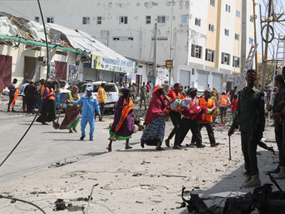 مقتل وإصابة ( 5 ) أشخاص في تفجير انتحاري بالقرب من القصر الرئاسي في العاصمة الصومالية مقديشو  