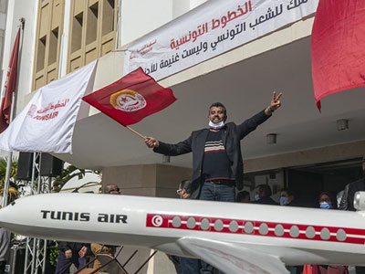 توقف حركة النقل الجوي في مطار تونس قرطاج الدولي نتيجة إضراب المئات من موظفي الخطوط الجوية التونسية  