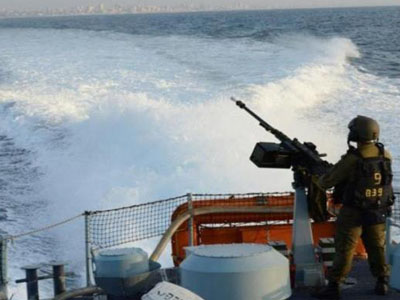 الزوارق الحربية الصهيونية تطلق نيران أسلحتها تجاه مراكب الصيادين الفلطينيين شمال مدينة غزة  