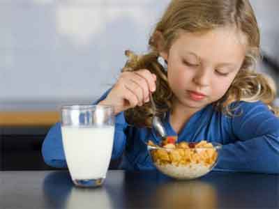 الحليب يساعد الأطفال على التركيز ويحافظ على انتباههم إلى حد كبير