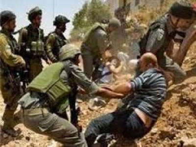 جنود الاحتلال يعتدون على مواطنين في قرية أم الخير جنوب الخليل