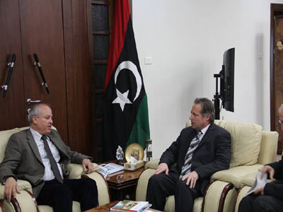 وزير النفط والغاز يلتقي السفير المالطي في ليبيا