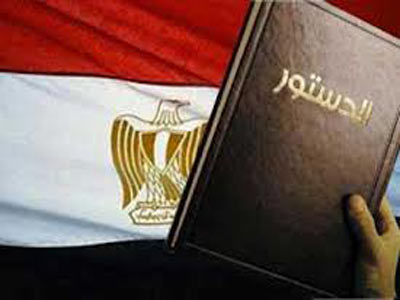 المصريون يدلون بأصواتهم في استفتاء على الدستور