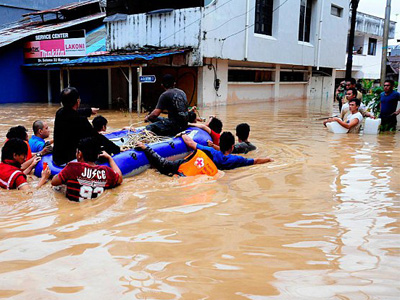 انهيارات أرضية وفيضانات في إندونيسيا