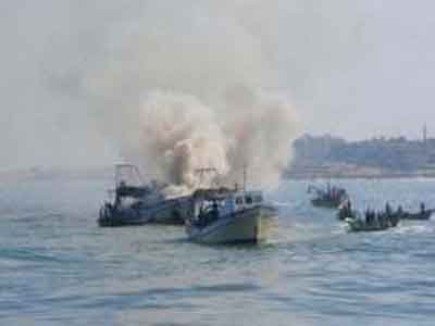 زوارق الاحتلال تفتح النار صوب مراكب الصيادين الفلسطينيين 