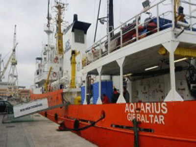 رسوّ سفينة تحمل 210 مهاجرين بصقلية 