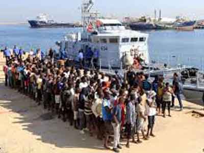 انخفاض عدد المهاجرين إلى ايطاليا عبر ليبيا 