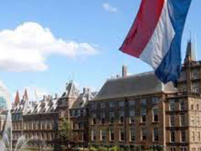 استقالة الحكومة الهولندية على أثر فضيحة إدارية 