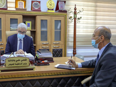 وزير الداخلية المفوض يتابع مع عميد بلدية غدامس الاستقرار الامني بالمدينة 
