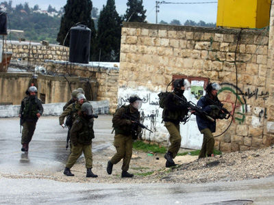 قوات الاحتلال الإسرائيلي تقتحم ثلاثة منازل 