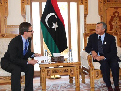 السيد نوري أبوسهمين مع القائم بالاعمال بسفارة بريطانيا في ليبيا 