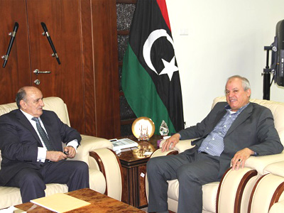 وزير النفط والغاز في الحكومة المؤقتة عبد الباري العروسي مع سفير المغرب لدى ليبيا 