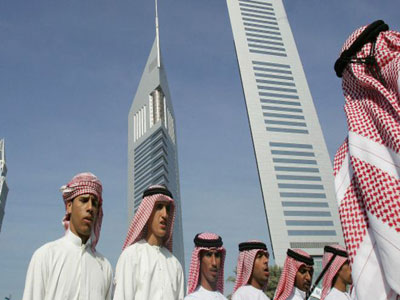 الإمارات تحذر مواطنيها من ارتداء 
