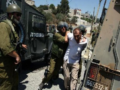 قوات الاحتلال الإسرائيلي يعتقل شابا فلسطينيا 