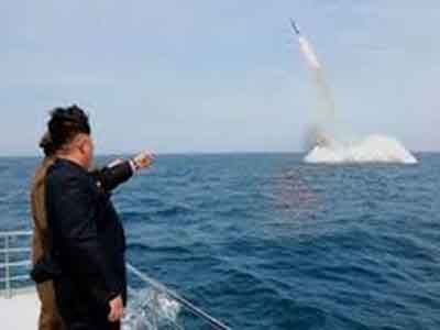 رئيس كوريا الشمالية يشرف على اختبار إطلاق صاروخ باليستي