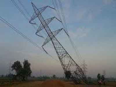 طبرق :تحذير من أن سقوط برج كهربي سيؤدي إلى قطع الكهرباء عن شرق البلاد 