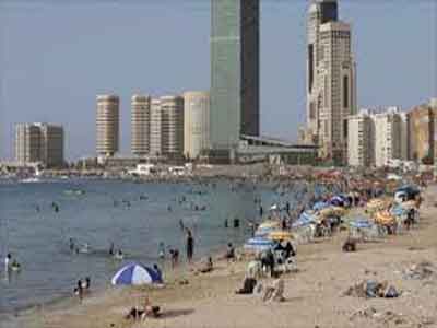 التلوث البيئي على الشواطىء الليبية  