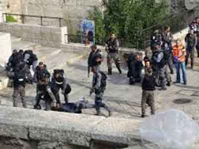 إصابة نحو 70 فلسطينيا في اعتداءات لقوات الاحتلال امام باب الأسباط بالقدس المحتلة 