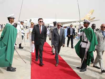 رئيس المجلس الرئاسي يصل العاصمة الموريتانية نواكشوط لحضور القمة الأفريقية 