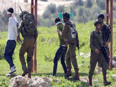 قوات الصهاينة تعتقل 9 فلسطينيين من بلدة بيت امر شمال الخليل