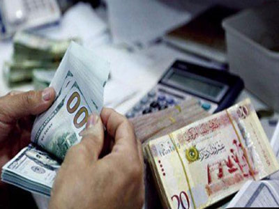 الدينار الليبي يواصل تراجعه أمام العملات الأجنبية 