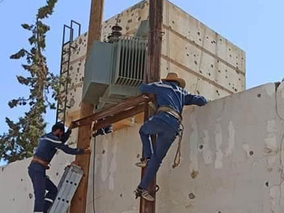فنيي ومهندسي شركة الكهرباء يواصلون جهودهم اصلاح الاضرار جنوب طرابلس 