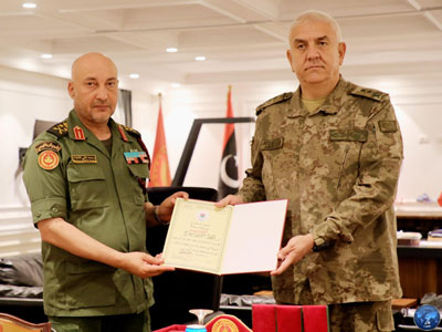 الحداد يكرم قائد بعثة التدريب التركية في ليبيا