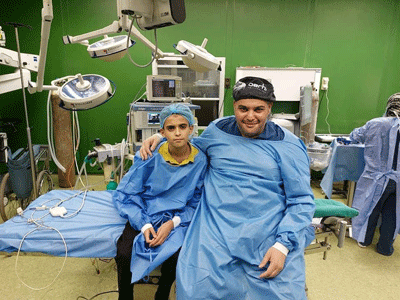 طفل كفيف يستعيد بصره بعد خضوعه لعملية جراحية معقّدة بمستشفى العيون بطرابلس