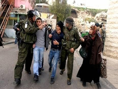 قوات الاحتلال تعتقل شابين 