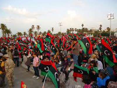 أهالي طرابلس يتظاهرون بميدان الشهداء 