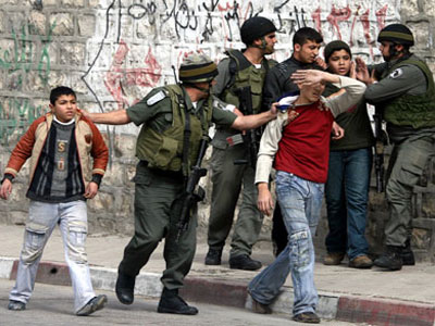 قوات الاحتلال تعتقل 25 طفلاً فلسطينياً