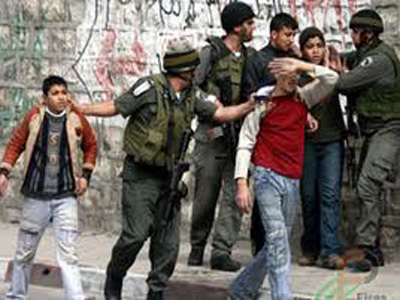 قوات الاحتلال تعتقل شابين فلسطينيين 