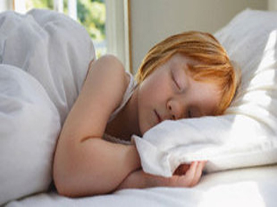  أسباب قلق طفلك أثناء النوم