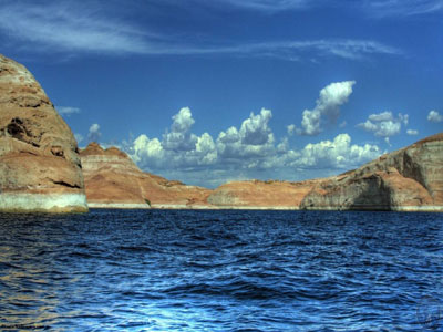 الساحل الليبي غني بالجزر والصخور البحرية 