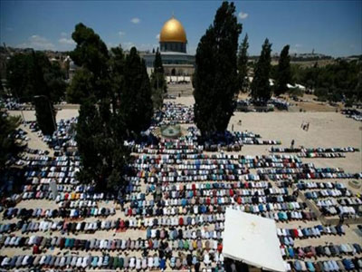 الفلسطينيين يتحدون قوات الاحتلال ويتوجهون للمسجد الأقصى 