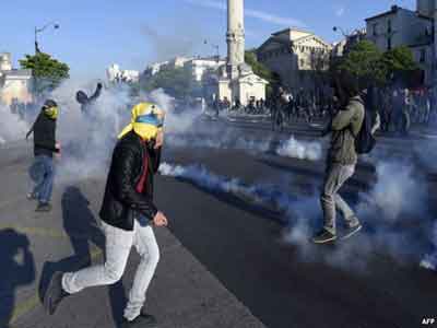 الشرطة تطلق الغاز ومدافع المياه لتفريق احتجاجات عمالية في باريس 