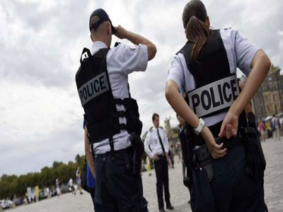 رجال شرطة مسلحون يحرسون شواطئ فرنسا