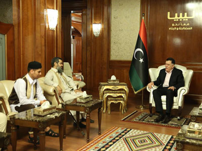 رئيس المجلس الرئاسي يكرم المتفوق الليبي حمزة البشير 