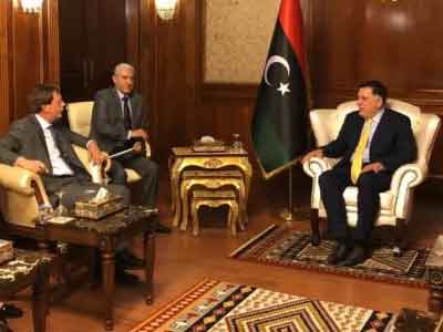 السراج وبيكر يؤكدان ضرورة المضي قدماً على طريق الحل السياسي للأزمة الليبية  